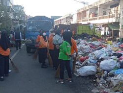 Pasca Lebaran, Pasukan Orange Kotamobagu Kebut Bersihkan Tumpukan Sampah di Pasar 23 Maret