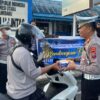 Satlantas Polres Kotamobagu Berbagi Takjil kepada Pengguna Jalan di Bulan Ramadan
