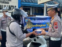 Satlantas Polres Kotamobagu Berbagi Takjil kepada Pengguna Jalan di Bulan Ramadan