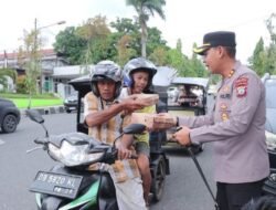 Tebar Berkah Ramadhan, Kapolres Kotamobagu Irwanto Turun Langsung Bagi Takjil di Depan Masjid Baitul Makmur