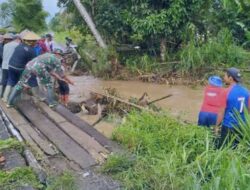 Gotong Royong di Sungai Gasir, TNI dan Warga Bersihkan Lokasi Jembatan Demi Akses Lebih Baik