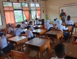Tanamkan Cinta Tanah Air, Babinsa Masuk Kelas Beri Wawasan Kebangsaan di SMP Negeri 5
